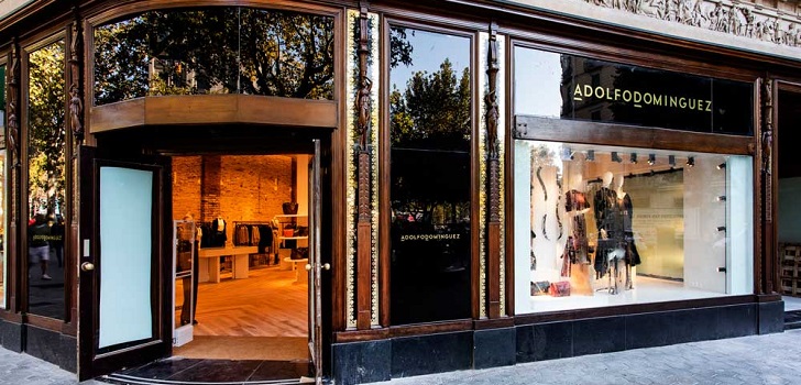 Tienda de Adolfo Domíguez en Paseo de Gracia Adolfo Domínguez congela los cierres tras reducir un 94% sus pérdidas